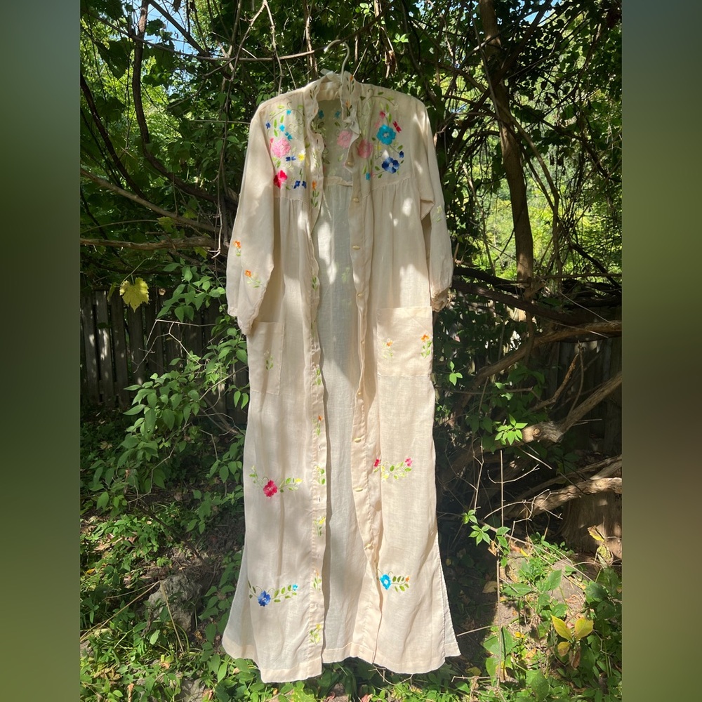 Vintage 1960s/70s Floral Embroidered Cream Duster